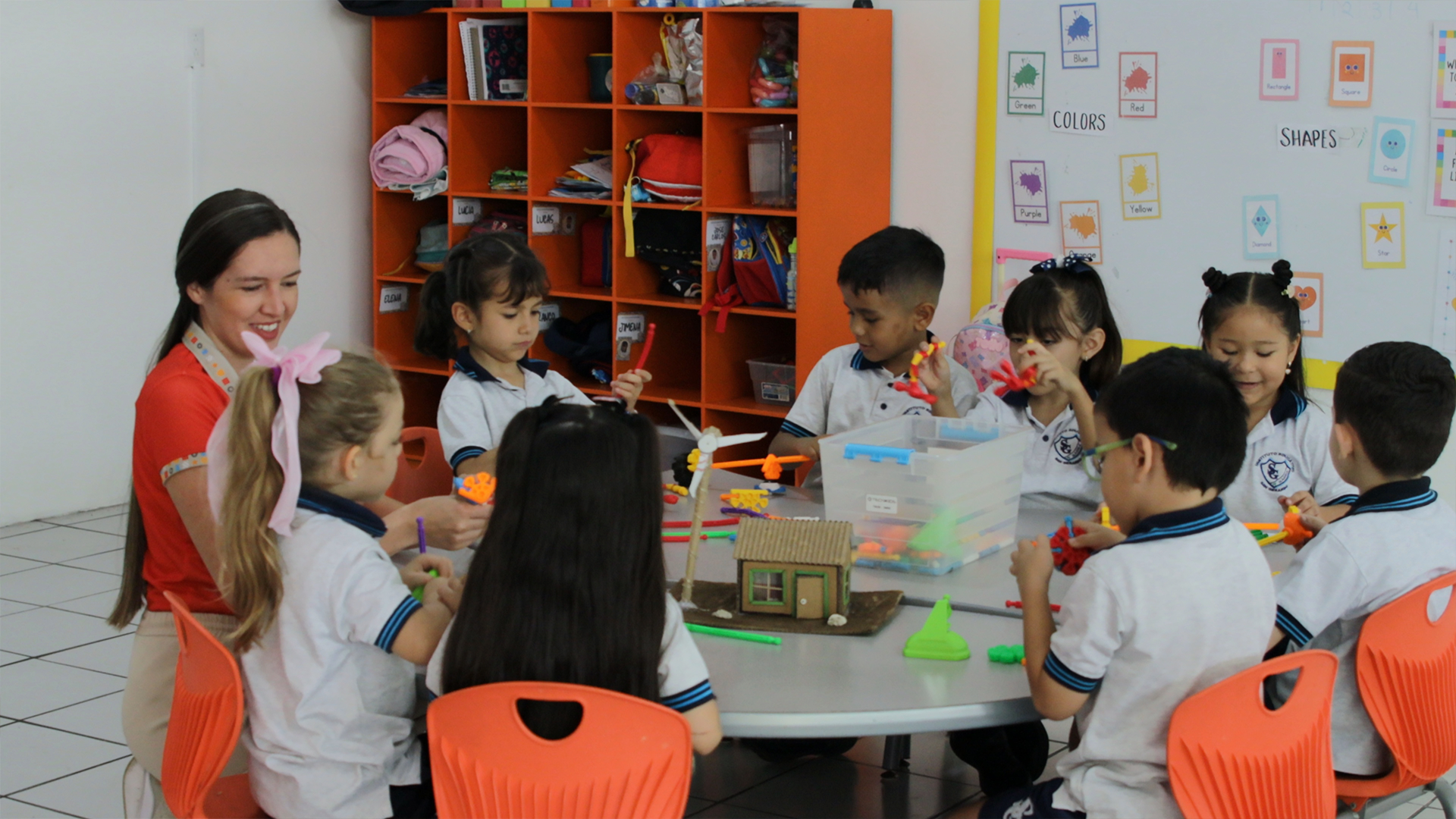 Estudiantes haciendo manualidades en clase